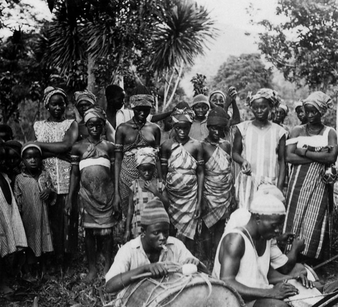 Czarno-białe zdjęcie muzyków z miejscowości Panguma w Sierra Leone, wykonane w 1936 roku. Grupa mężczyzn grających na instrumentach afrykańskich. Fotografia autorstwa Sjoerda Hofstry.