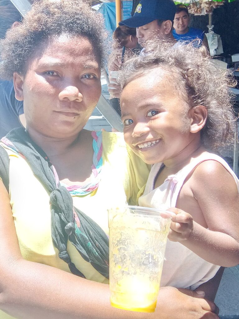 Aeta matka z dzieckiem z Zambales w 2024 roku